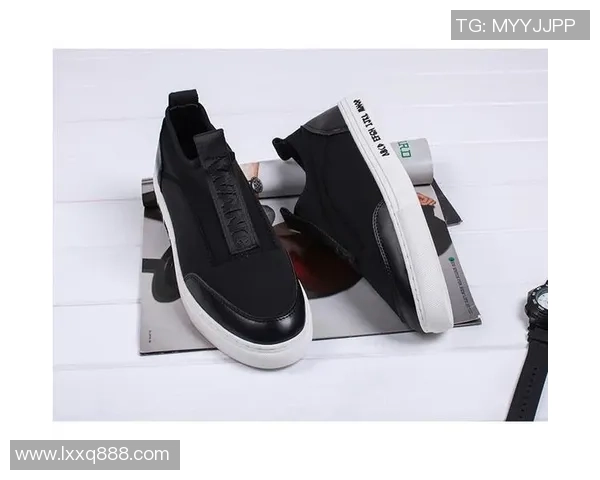 足球明星黑色鞋搭配女生时尚造型的完美演绎与潮流趋势解析